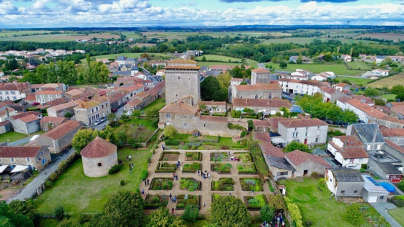 File:Vue aérienne - Donjon de Bazoges en Pareds.jpg