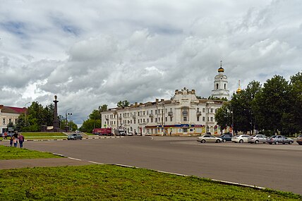 Общий вид Советской площади со стелой