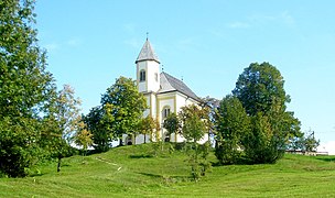 Wallfahrtskirche Mariä Heimsuchung (re: Rückansicht der Wallfahrtskirche mit der Gaststätte Mesnerwirt und im Hintergrund ein Teil des Untersbergs)