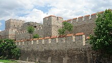 Photographie en couleur de remparts