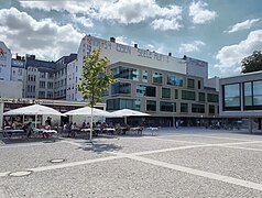 Rathausplatz mit Bibliothek