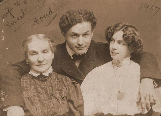 Houdini with his mother and Bess (1907)
