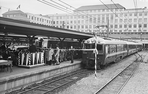 Ribbon cutting ceremony at Wellington railway station in 1938