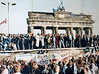 9. Presente (Età Contemporanea - 1989-presente) Una folla festante occupa il Muro di Berlino