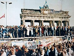 Берлиний ханыг нээсний маргааш ард түмэн Бранденбургийн хаалганы дэргэдэх ханан дээр, 1989 оны 11-р сарын 10