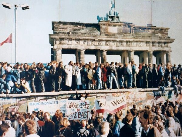West and East Germans at the Brandenburg Gate in 1989.jpg