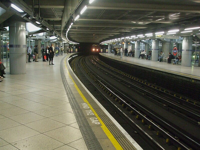 File:Westminster station Circle look clockwise C Stock anti.JPG