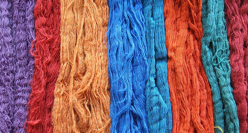 https://upload.wikimedia.org/wikipedia/commons/thumb/1/1c/Wool_skein_coloured_with_natural_dyes_indigo%2C_lac%2C_madder_and_tesu_by_Himalayan_Weavers_in_Mussoorie.jpg/800px-Wool_skein_coloured_with_natural_dyes_indigo%2C_lac%2C_madder_and_tesu_by_Himalayan_Weavers_in_Mussoorie.jpg