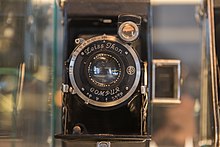 Zeiss Ikon folding camera equipped with a Tessar lens and a Deckel Compur rim-set shutter. Note the stylized "FD" branding on the right side of the shutter. Zeiss Ikon Compur Tessar lens f=105 mm, f-4,5...32 23.06.18 JM.jpg