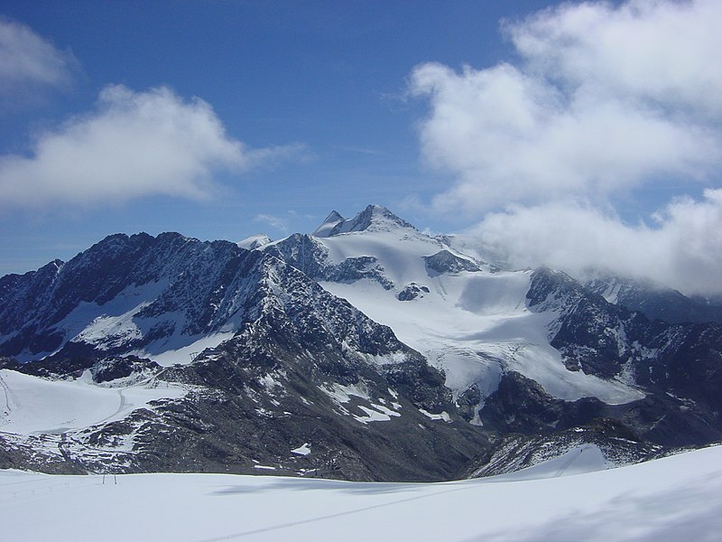 File:Zuckerhuetl-vom-Stubaier-gletscher.jpg