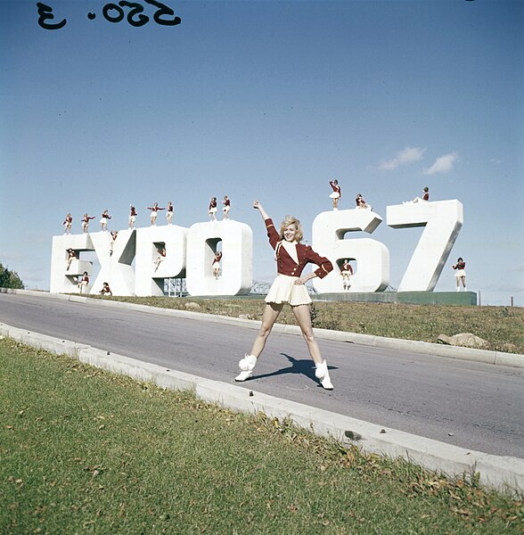 File:"Larkettes" posing at the Expo 67 site sign « Larkettes » posant sur le site d’Expo 67 (35902381584).jpg
