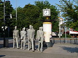 Čeština: Sousoší Humanoidi Michala Trpáka na Lannově třídě ve městě České Budějovice instalované natrvalo roku 2009. zdroj English: Sculpture Humanoids by Michal Trpák in Lannova třída (Lannova Avenue) in the town of České Budějovice, South Bohemian Region, Czech Republic.