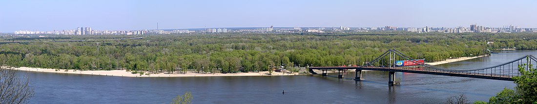 Vista de la isla Dnieper y Trukhanov desde Vladimirskaya Gorka.  El Puente Peatonal es visible a la derecha.