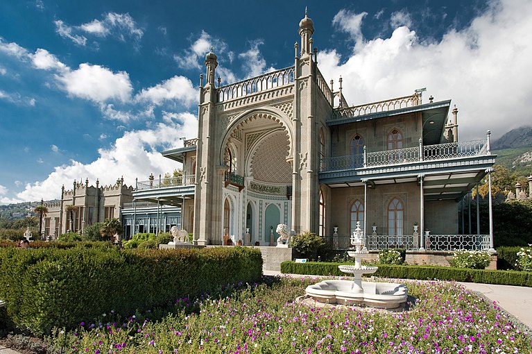 Воронцовский дворец фото. Воронцовский дворец в Алупке. Ялта дворец Воронцова. Ливадийский дворец Алупка. Алупка Воронцовский дворец 2022.