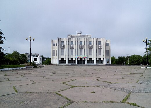 Сеанс комсомольске на амуре. Драматический театр Комсомольск-на-Амуре. Драм театр город Комсомольск на Амуре. Комсомольск на Амуре достопримечат. Драм театр Комсомольск на Амуре старый город.