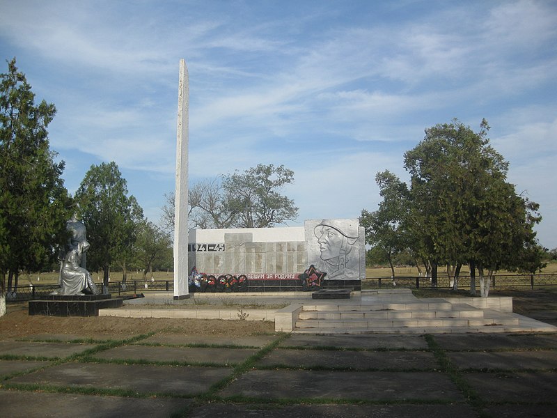 File:Памятник погибшим в ВОВ, в Томузловском.jpg