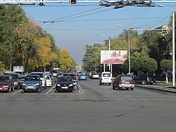 Näkymä etelästä pohjoiseen Altynsarin Avenuen ja Zhandosov Streetin risteyksestä.  lokakuuta 2014