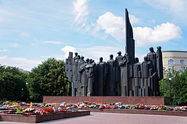 На Площади Победы перед памятником горит Вечный огонь