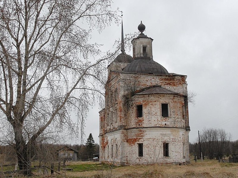 File:Церковь на Вычегде в Урдоме.JPG