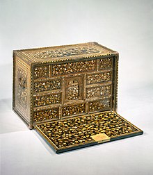 A maki-e and mother-of-pearl inlay cabinet that was exported from Japan to Europe in the 16th century. Hua Niao Shi Hui Luo Dian Shu Dan Si -Cabinet of Drawers with Birds and Flowers MET DT6048.jpg