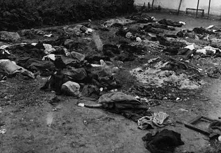 01941 Opfer des NKWD im Hof des Geheimpolizeigefängnisses von Lemberg am 06.07.1941.jpg