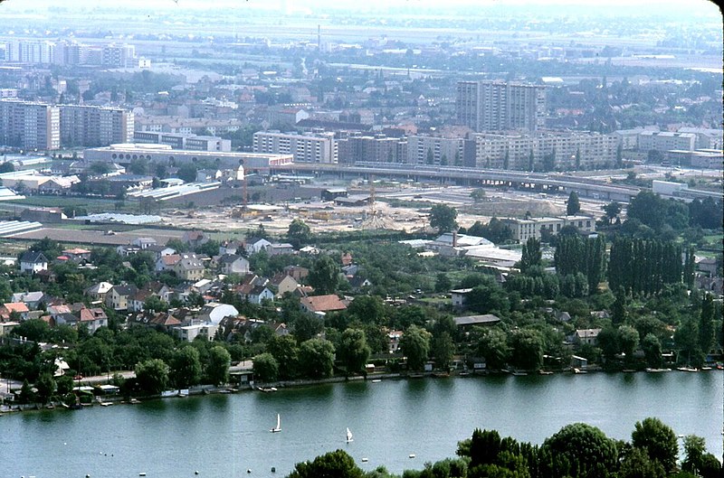File:091L05310782 Blick vom Donauturm, Blick Richtung Kagran, im Vordergrund Alte Donau, Remise und Endstelle der U Bahn Linie U1.jpg