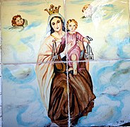 Detalle de plafón cerámico con la imagen de la Virgen del Carmen en el pilón de su advocación en Torrealta, 2016.