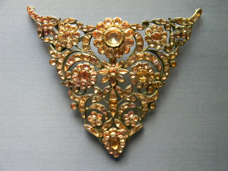 File:18th century portuguese "devant de corsage" or stomacher made of topazes, National Museum of Ancient Art.JPG