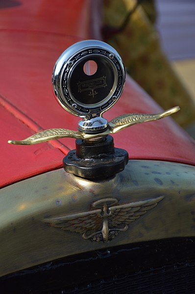 File:1922 Austin Radiator Cap and Logo - 12 hp - 4 cyl - WBB 2497 - Kolkata 2017-01-29 4196.JPG