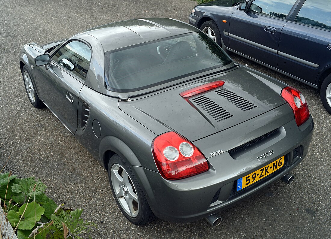 File:2003 Toyota MR 2 (14803357589).jpg