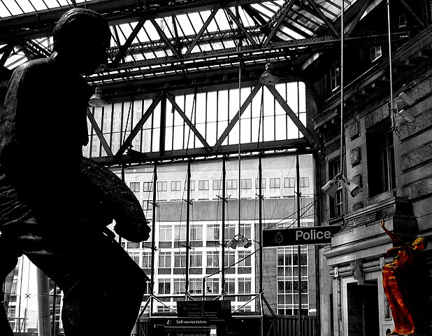 File 05 06 21 United Kingdom England London Waterloo Station Statues Jpg Wikimedia Commons