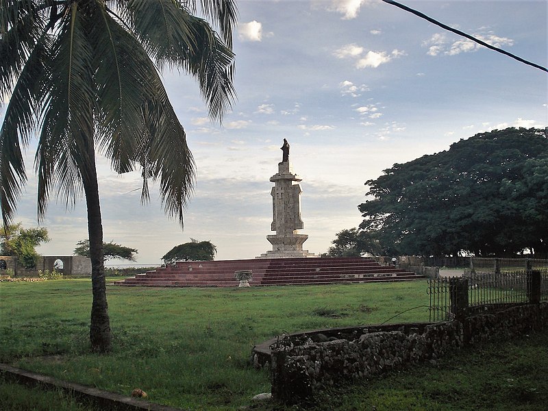 File:2013-01-23 Estátua da Na. Sra. do Rosário, na marginal de Pante Makassar 1.jpg