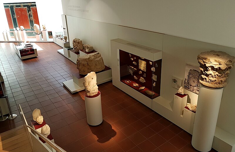 File:2018 Rheinisches Landesmuseum Trier, Fresken & Skulpturen.jpg