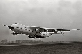 האנטונוב An-225 בטיסת בכורה