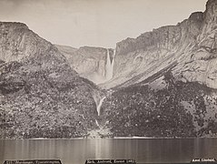 Trolltunga til høyre for Tyssestrengene fotografert av Axel Lindahl omkring 1890 for fossen ble regulert.