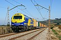 Un Teco de Continental Rail encabezado por la locomotora diésel-eléctrica 335.030 (Euro 4000) a su paso por Lavern.