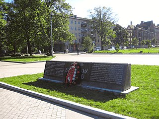 Мемориал Выборгских полков в конце улицы