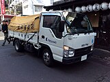 ISUZU ELF 6-го поколения, вид спереди.jpg