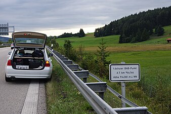 Hoogste snelwegpunt in het snelwegnetwerk van Duitsland: "914,081 m ü NN". Net ten westen van aansluiting Nesselwang. (2014)