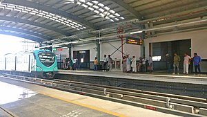 Ernakulam janubiy stantsiyasida joylashgan Kochi metro poyezdi, sentyabr 2019.jpg