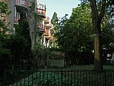 View on green back-yards in full spring between Hoogte - and Laagte Kadijk, Amsterdam, May 2013; photo, Fons Heijnsbroek