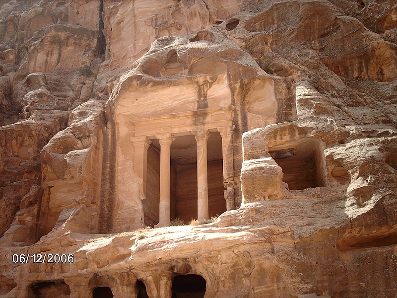 800px-Abitazioni_per_carovanieri_Piccola_Petra.JPG