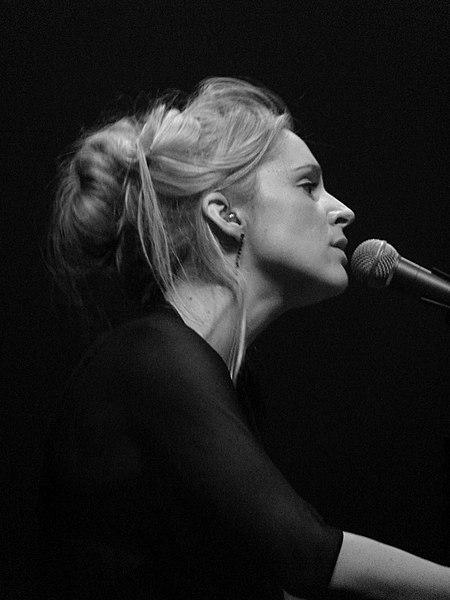 File:Agnes Obel au Cirque Royal, Bruxelles.jpg