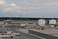 Deutsch: Blick auf Treibstofftanks, im Hintergrund eine Transportmaschine der Korean-Air am Vienna Airport