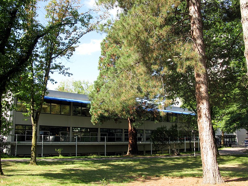 File:Akademie im Universitätsklinikum Freiburg an der Fehrenbachallee.jpg