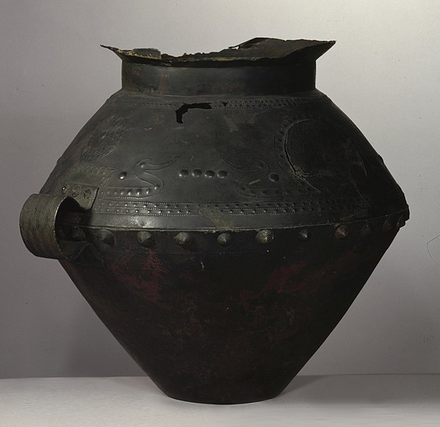 File:Amphora from the Bronze Age found at Mariesminde in Funen, Denmark in 1862.jpg