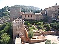 Murata dell'Alhambra e laterale del Palazzo di Carlos V.JPG