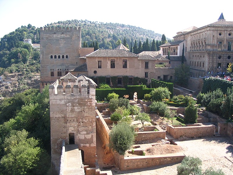 File:Amurallado de la Alhambra y lateral del Palacio de Carlos V.JPG