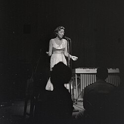 Anita O’Day esiintymässä Storyville Jazz Clubissa Bostonissa heinäkuussa 1957.