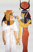 Хатхор вручає цариці Нефертарі Анкх, символ вічного життя. Сцена з гробниці Нефертарі